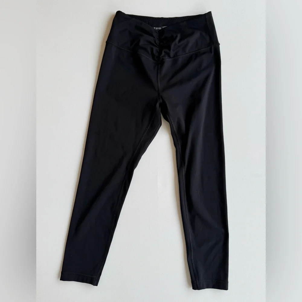 ✨Victoria Secret Sport Black V-Waisted Cropped Leggings ✨ - Picture 2 of 7